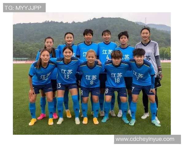 和女朋友一起欣赏足球明星的精彩瞬间与激情时刻